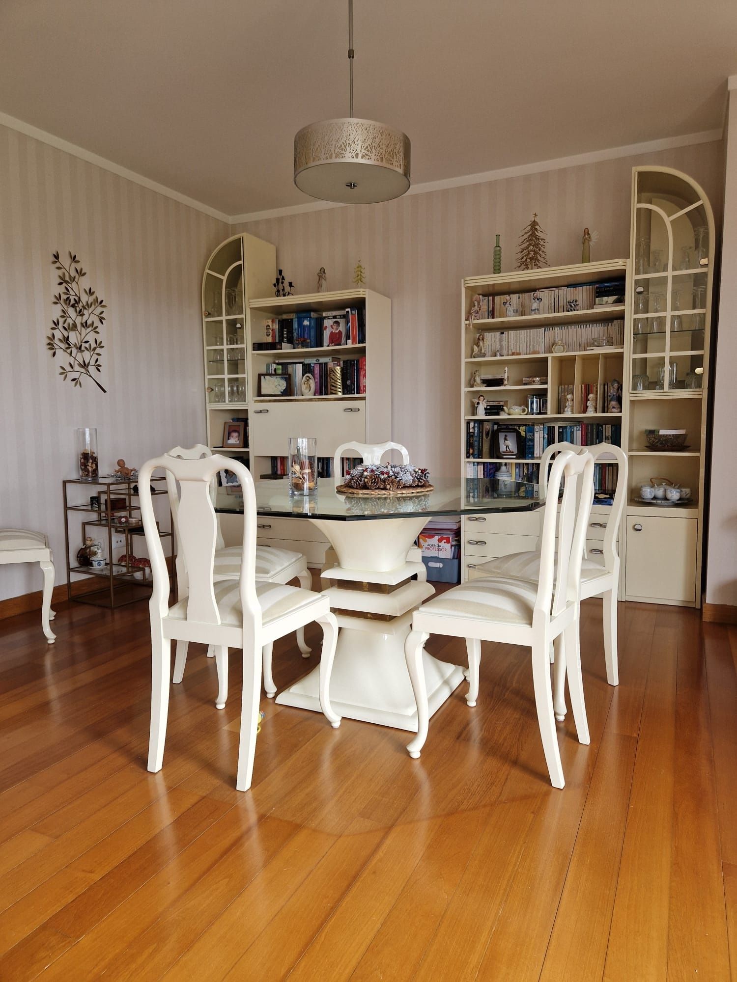 Mesa de Jantar tampo  exagonal e 6 cadeiras