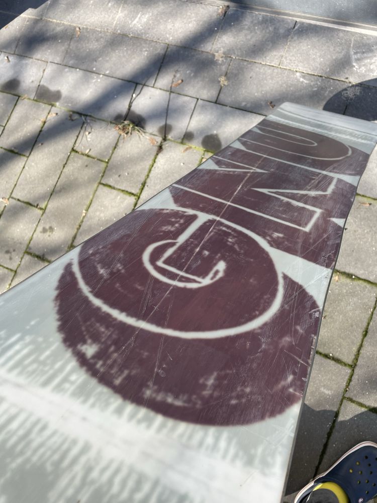 Snowboard GNU Carbon Credit Skate Banana w rozmiarze 159Wide