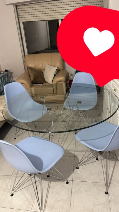 Mesa de vidro com 4 cadeiras como nova