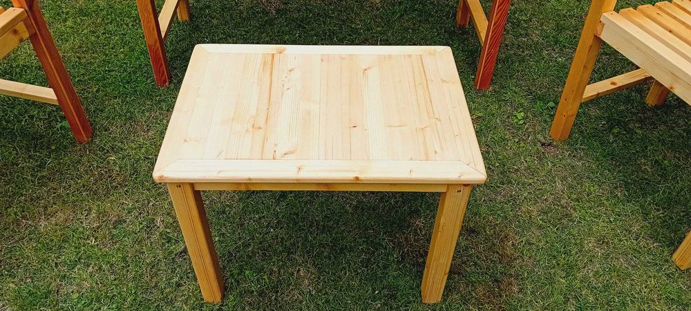 Solidny zestaw mebli ogrodowych wykonanych z drewna świerkowego