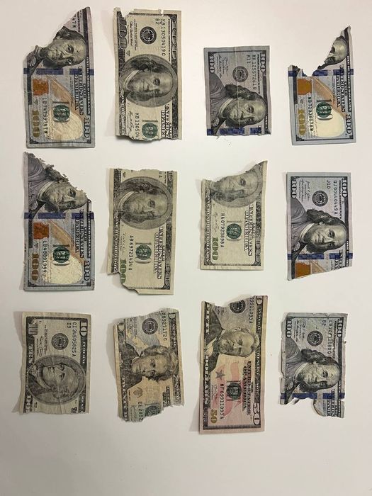 Пошкоджені долари