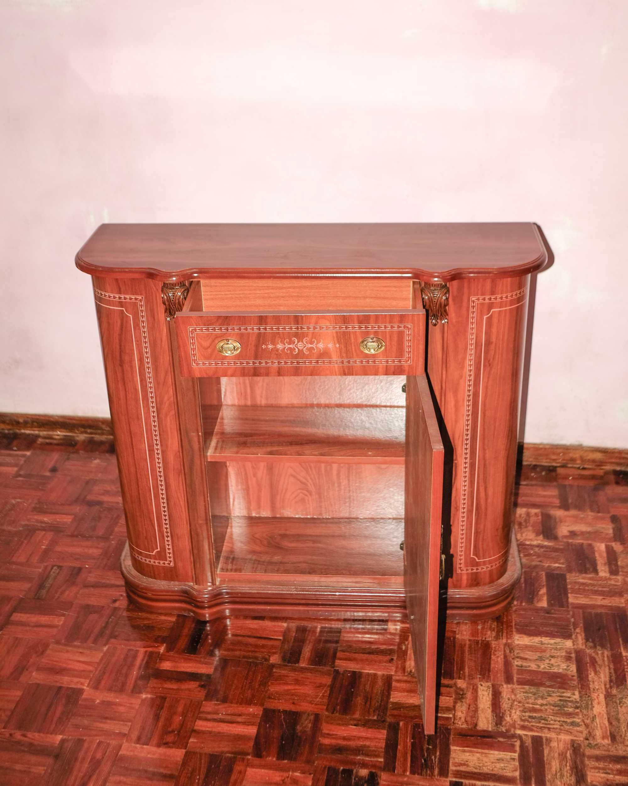 Consola com arrumação