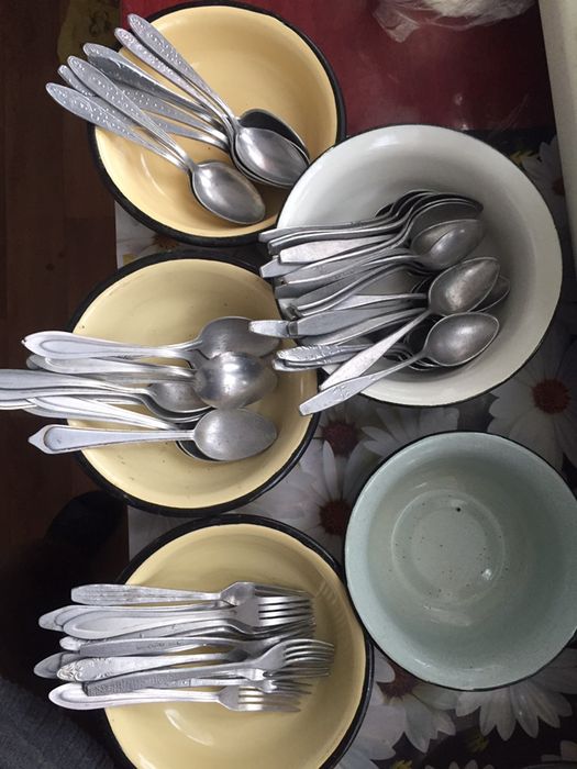 Миски емалировані  великі і менші