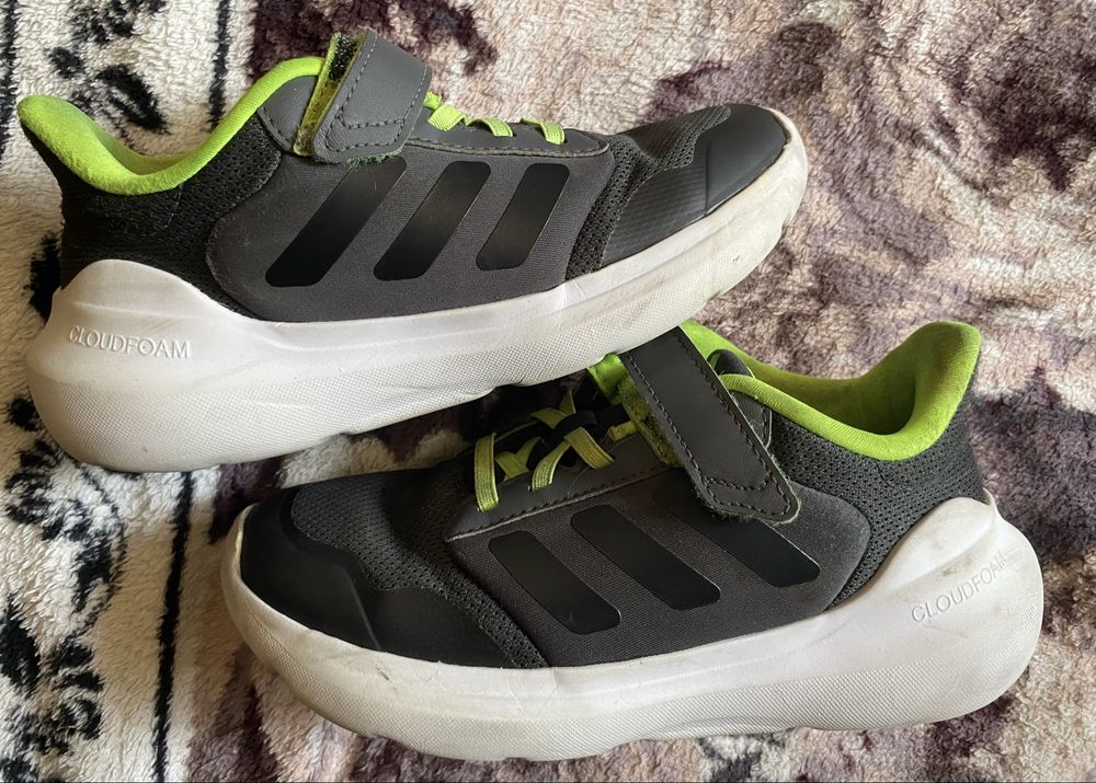 Кровіски Adidas 35 р б/в
