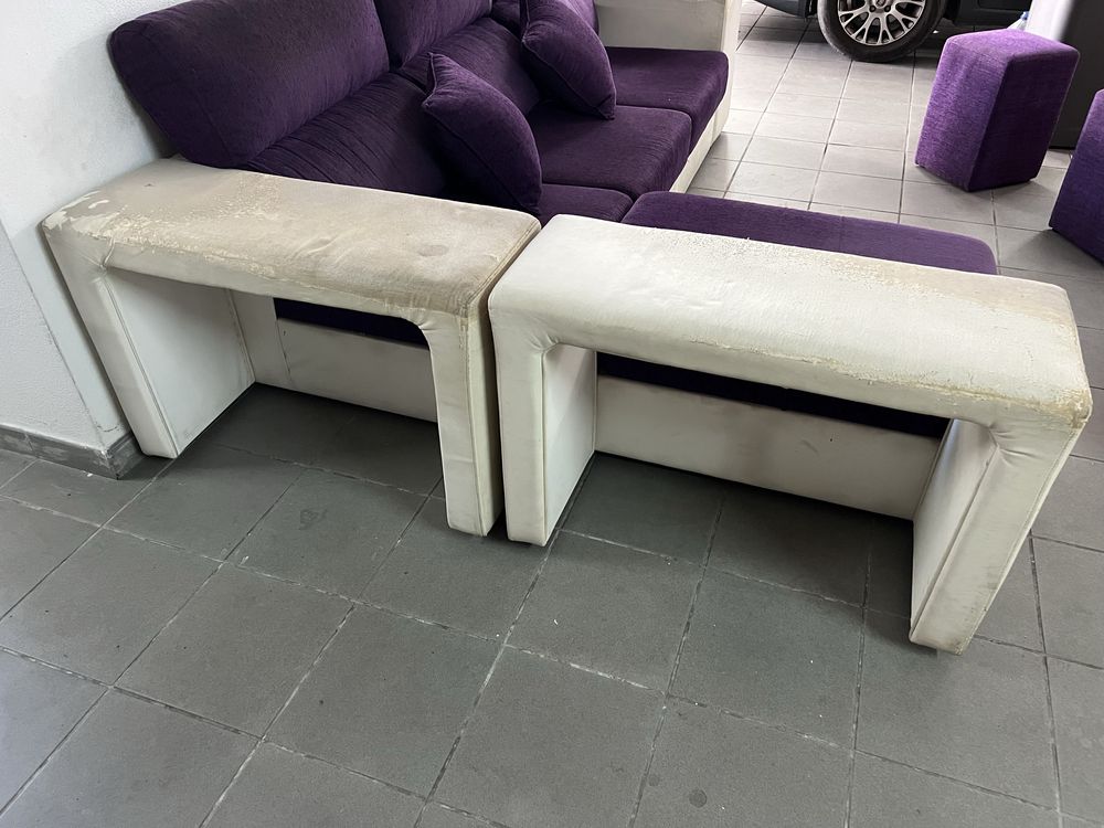 Sofá com chaise long e bancos