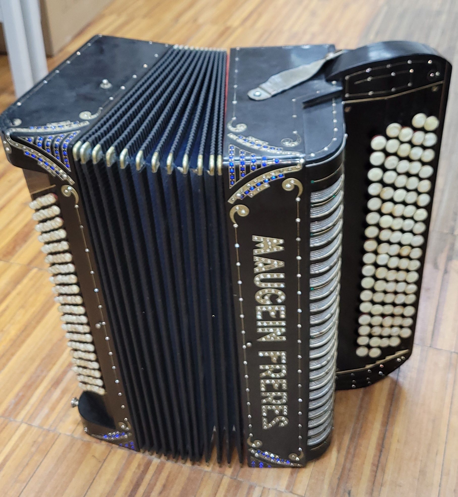 Acordeão acordeon Maugein Freres 4 vozes bronze