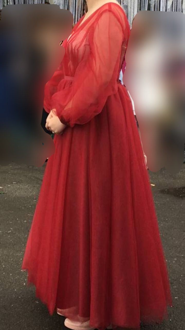 Випускна червона сукня
