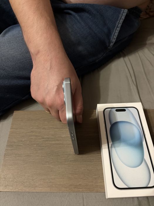 Iphone 15 od nowosci z szkiełkiem i etui na pleckach.