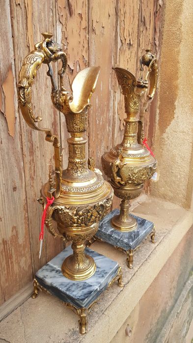 2 Jarrões em bronze com pé em mármore