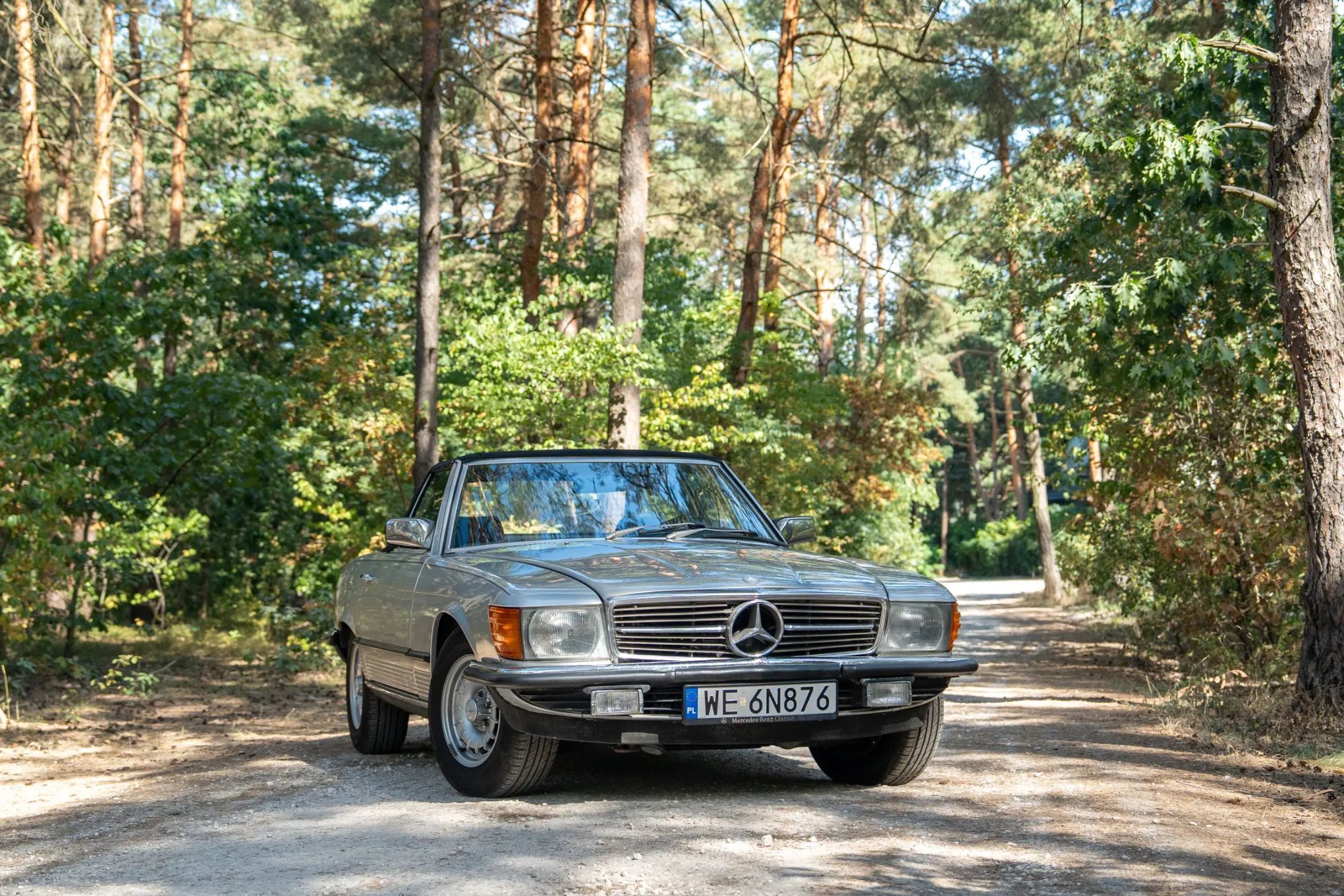 Mercedes-Benz SL Mercedes R107 gotowy na przejażdżki pod gołym niebem