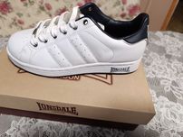 Buty Lonsdale, białe z dodatkiem granatu.
