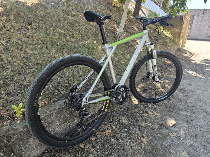 GT на RockShox та дисковой гидравліці велосипед