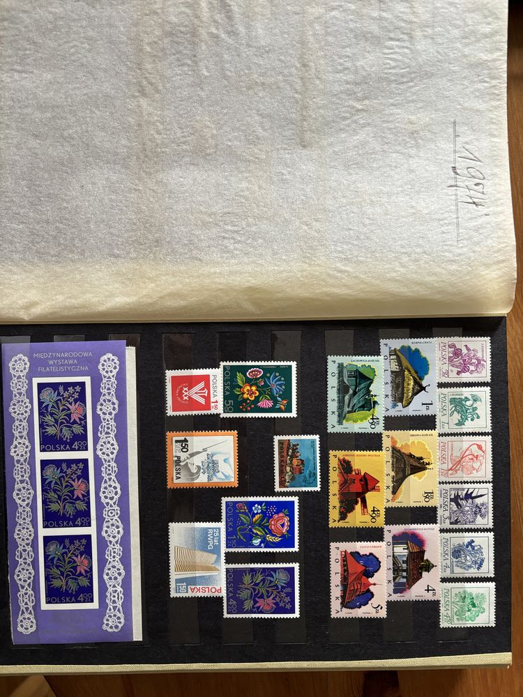 Klaser ze znaczkami z roczników 1974 -1977