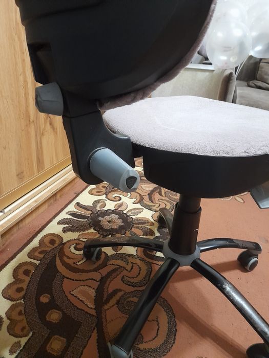 Офисное кресло обтянуто тканью