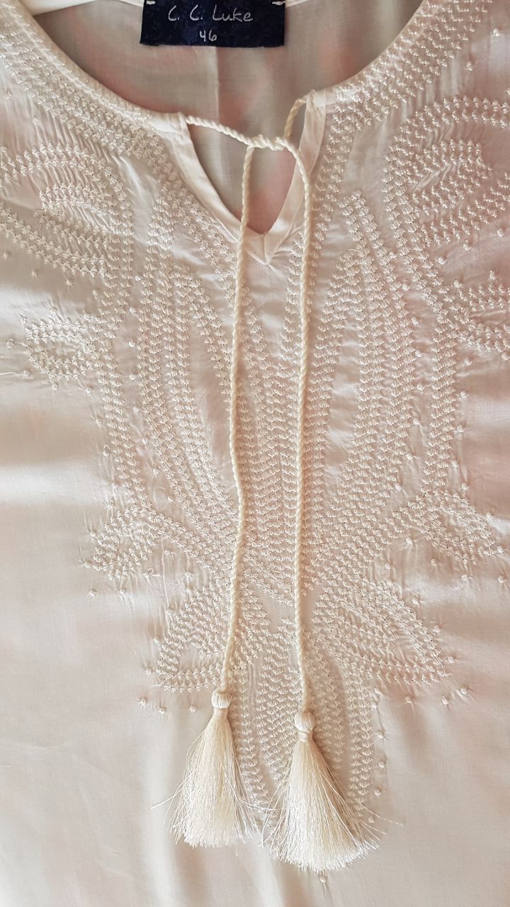 Блузка з білою вишивкою