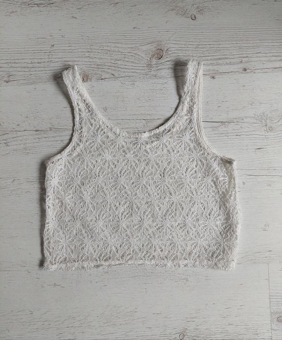 biały koronkowy crop top w stylu coquette