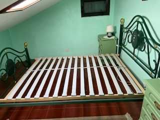 Cama em metal c/ colchão e estrado tudo em bom estado ,1,40 X 2,00