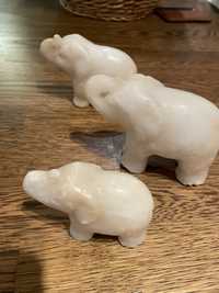 3 figurki słoni z białego marmuru z podniesioną trąbą