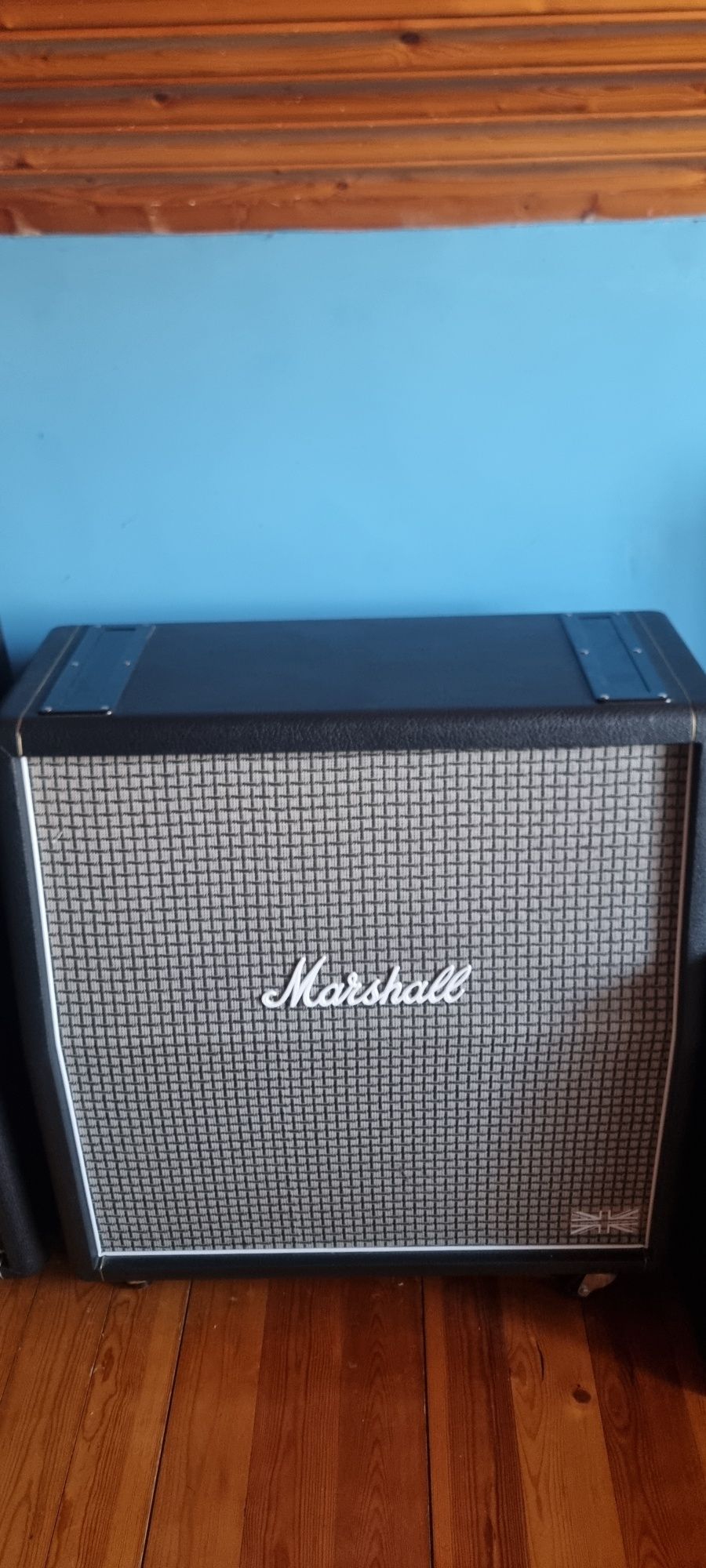 Гітарні кабінети Marshall 1960АХ; Hiwatt