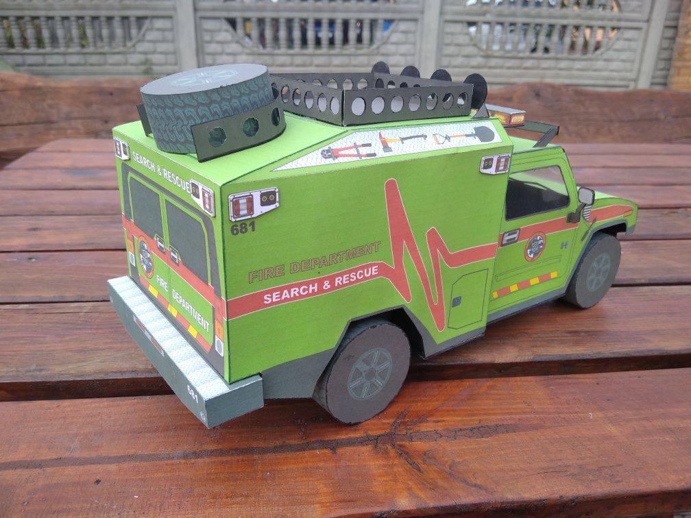 Model kartonowy dużą karetka ambulans Hamer