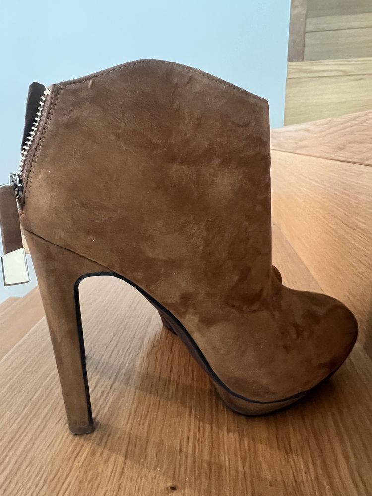 Buty damskie botki w kolorze camalowym ZARA