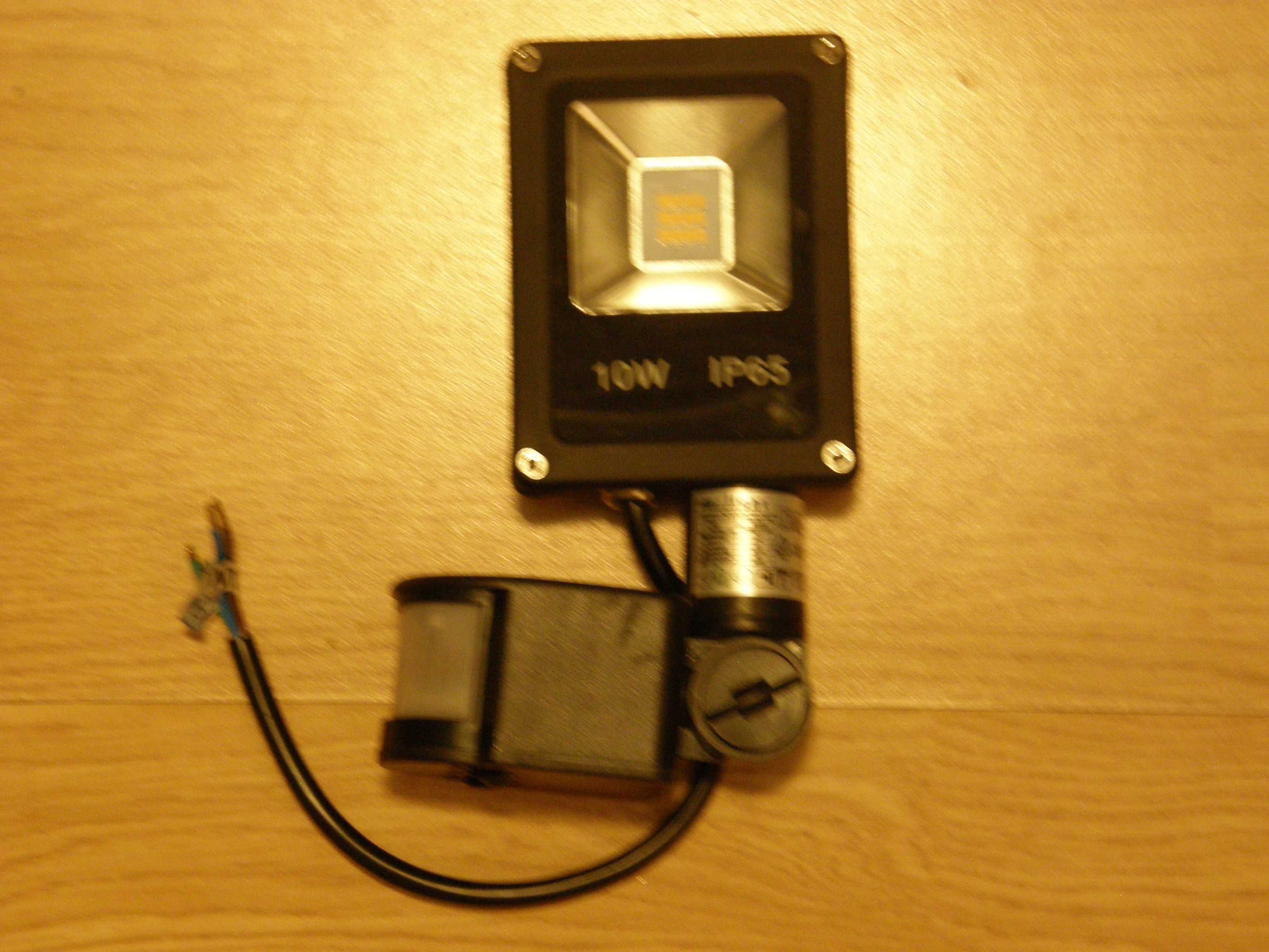 Lampa led z czujnikiem ruchu-zmierzchu 10 wat