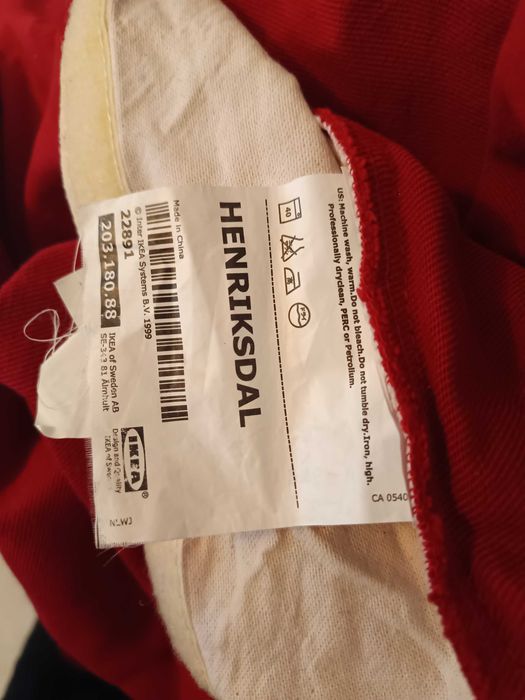 Conjunto de 4 cadeiras IKEA modelo Henriksdal inclui capa vermelha