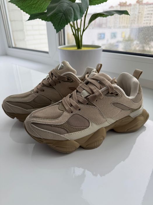 Кросівки бежеві нові