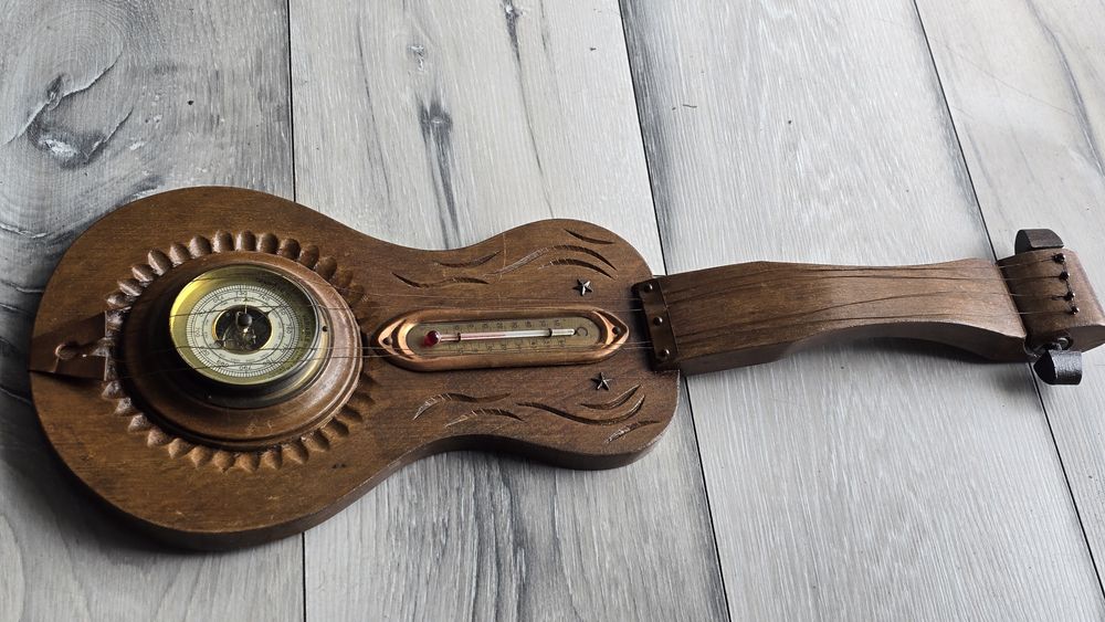 Stary barometr z termometrem