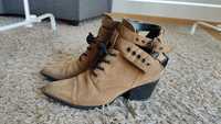 Botas pele cowboy 41
Pouco uso
Bershka