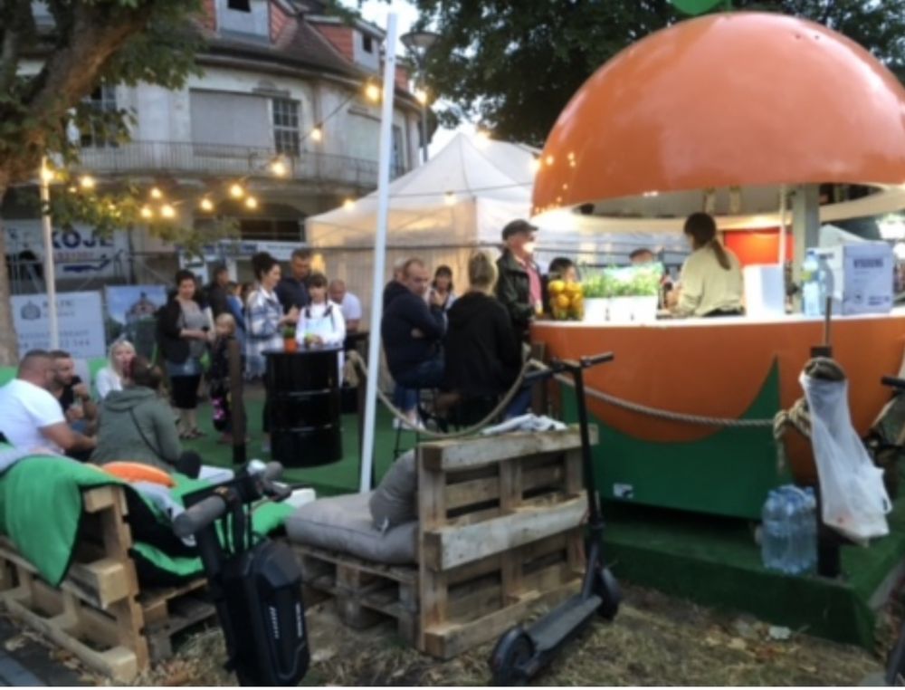 Kiosk bar  mobilny gastronomiczny pomarańcza