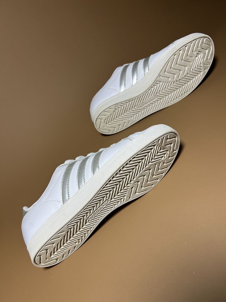 Кросівки жіночі 37.5р.23.5см. Adidas