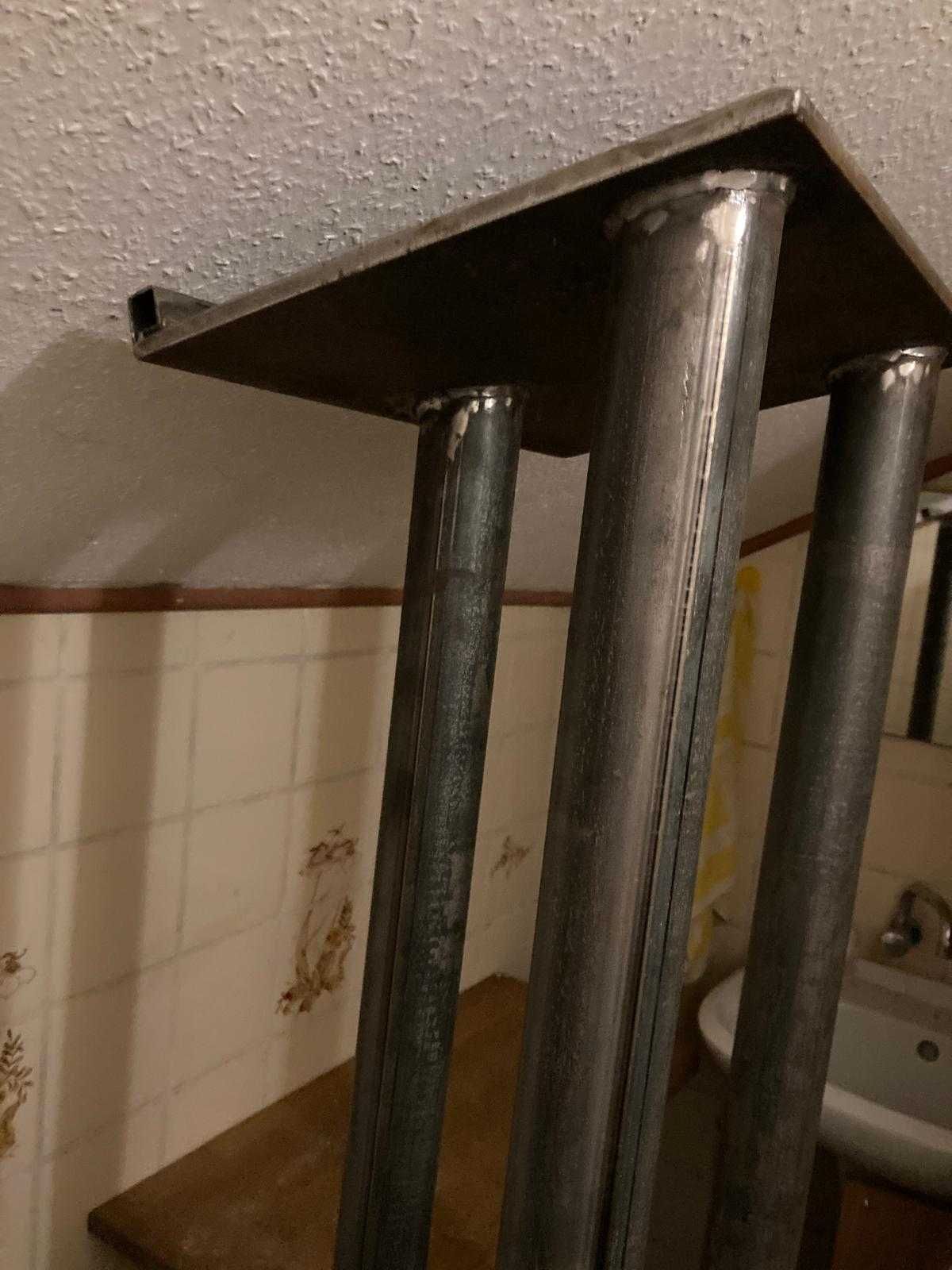 Stojaki na kolumny głośnikowe.