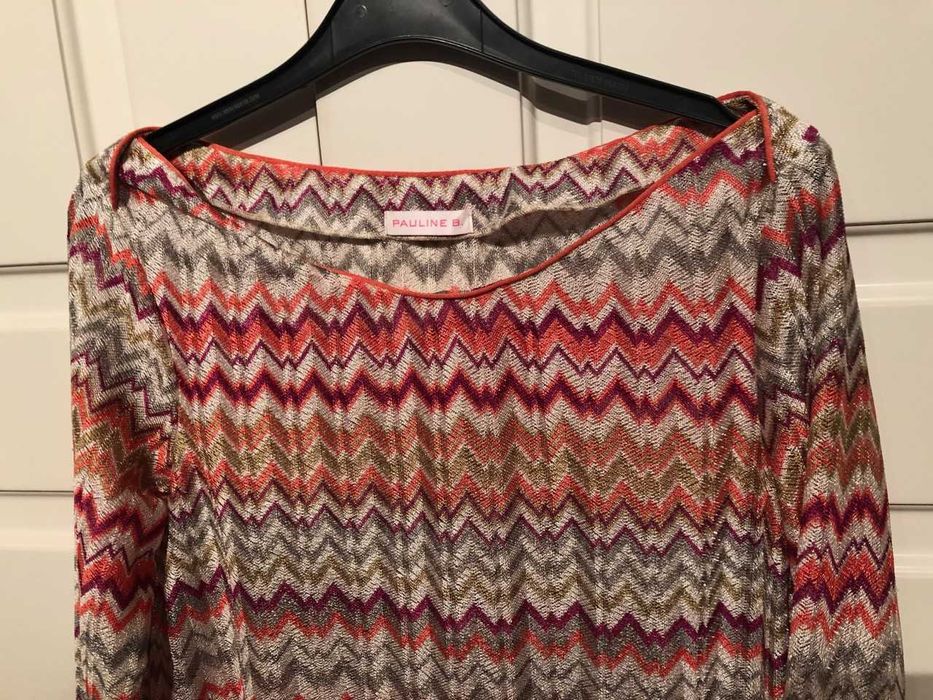 blusa estampada padrão tipo Missoni em tons de rosa, laranja