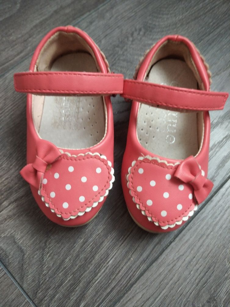 Дитячі туфельки для дівчинки