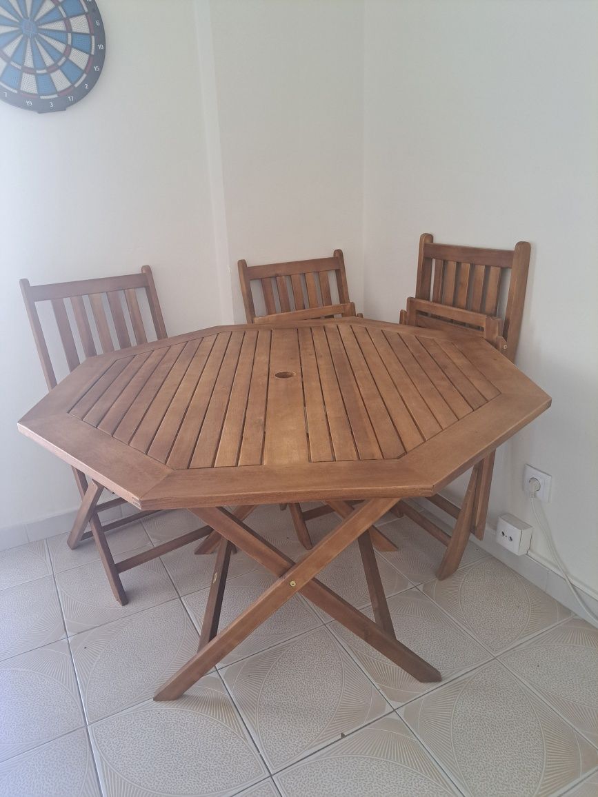 MESA com 4 cadeiras