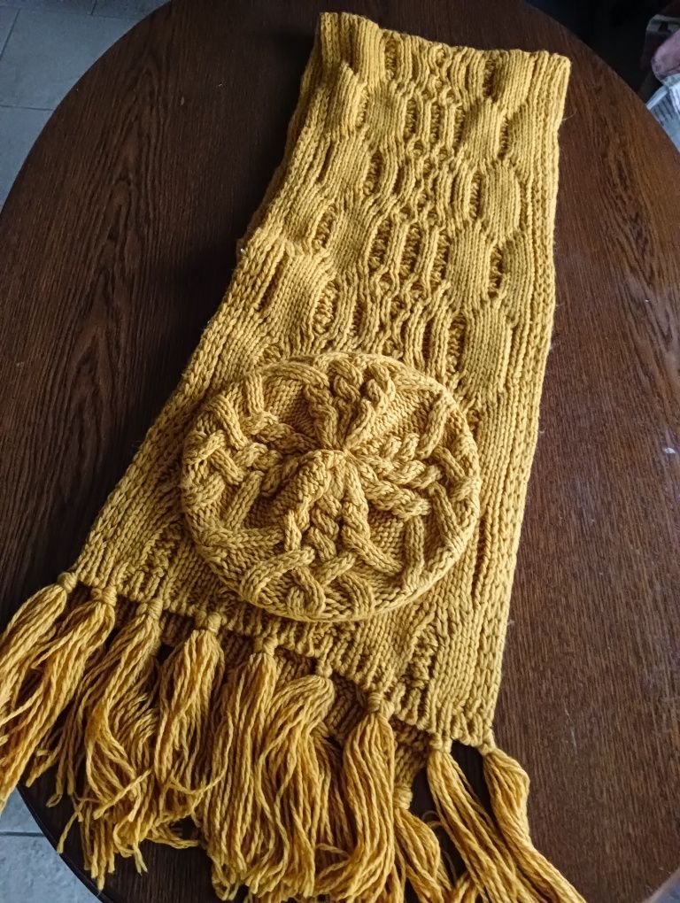 Komplet beret i szal w kolorze starego złota