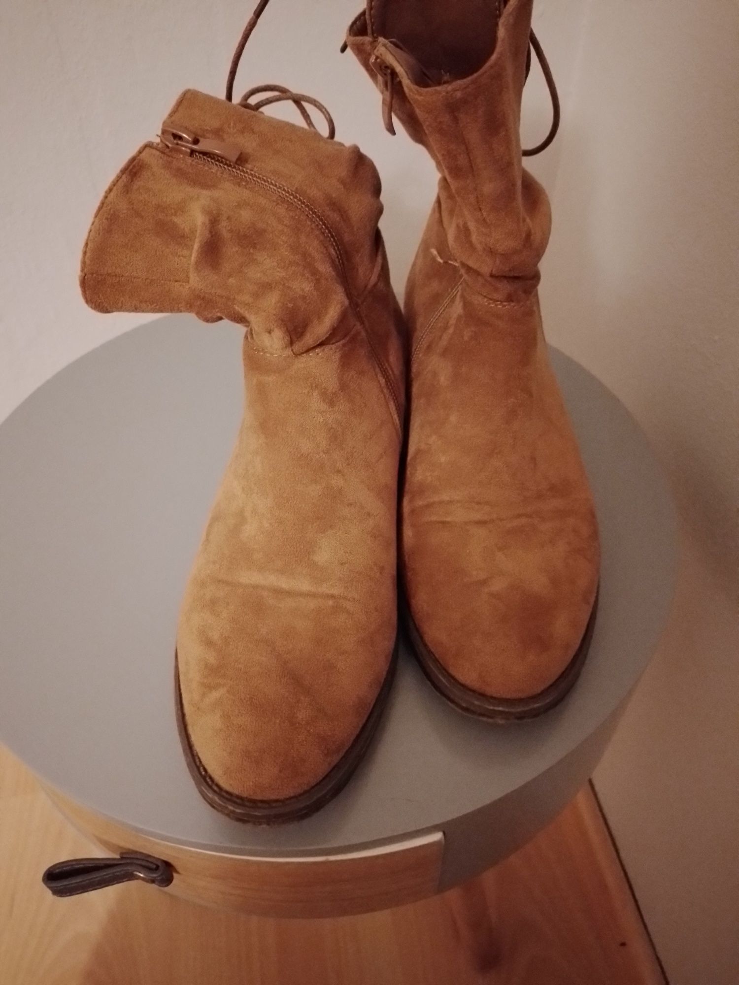 Botas em camurça camel