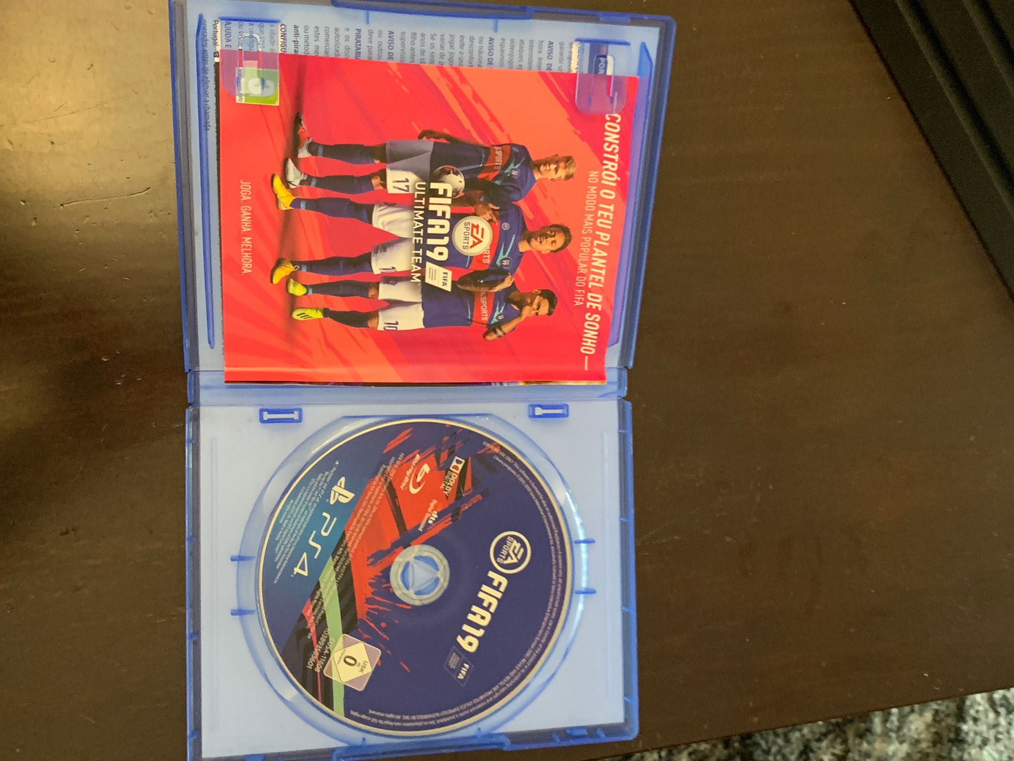 PS4 Pro + 2 comandos + 2 jogos