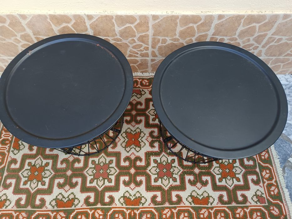 2 mesas de apoio com arrumação do IKEA