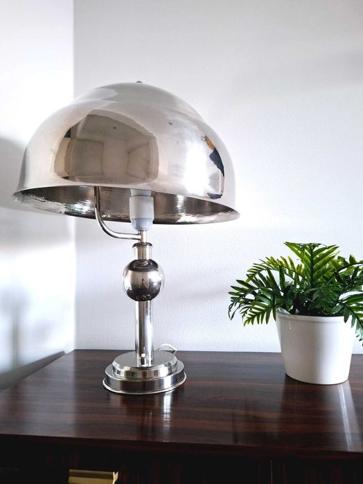Candeeiro de mesa cromado. Chrome table lamp