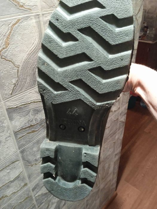 Продам чоботи резинові чоловічі.