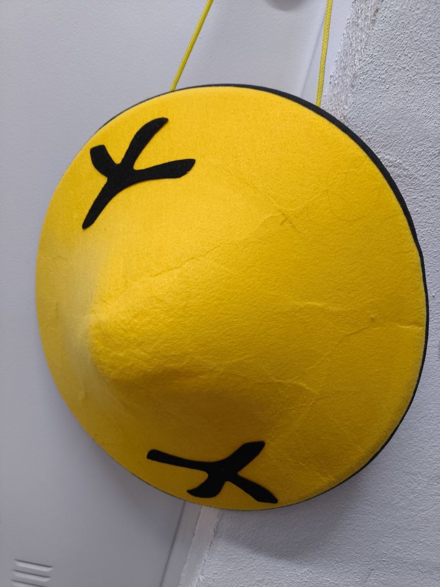 Chapéu 'chinês' em bico amarelo