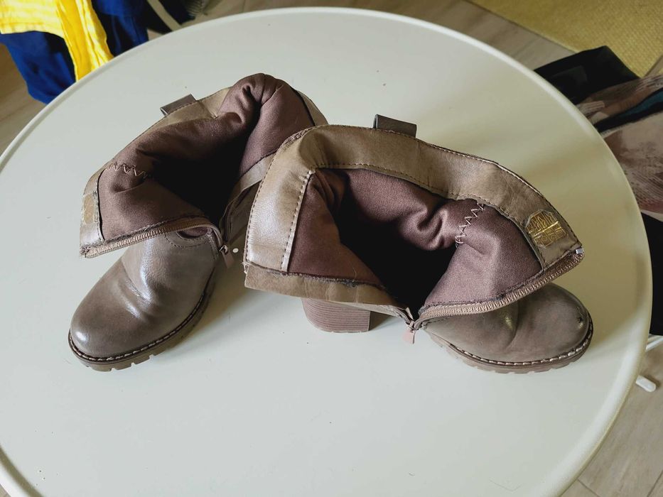 Botas em pele - TAM 35