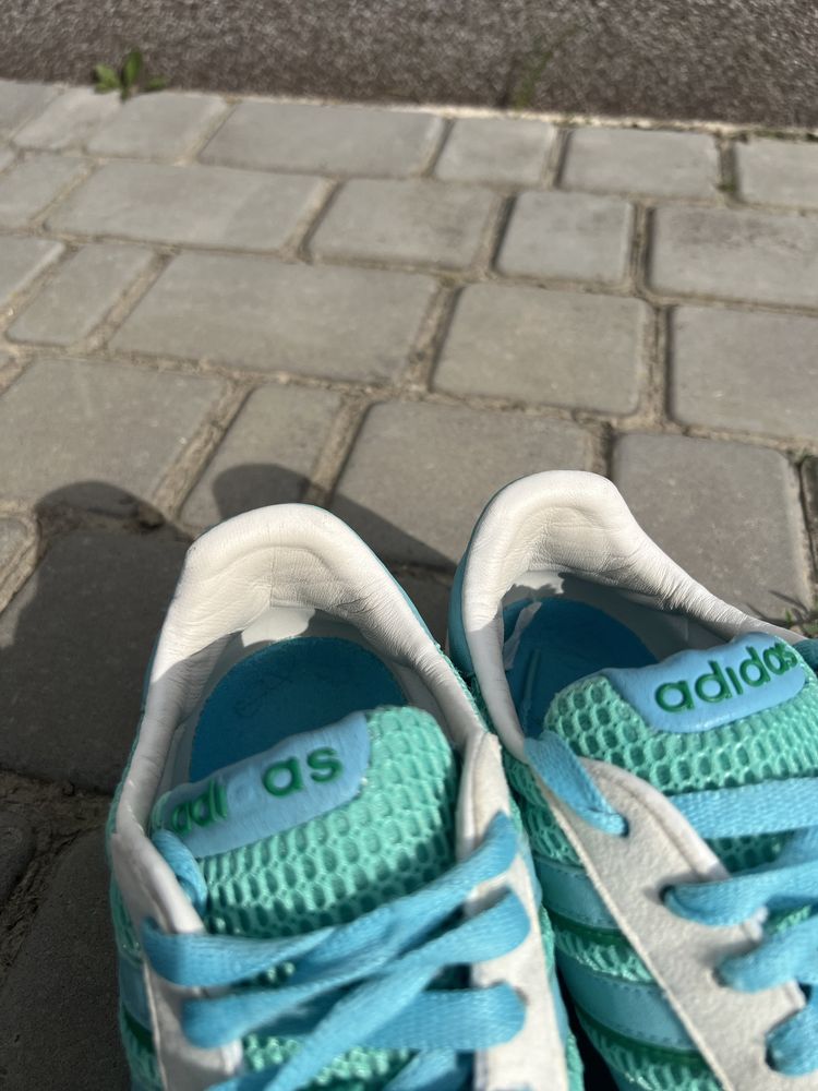 Вінтажні кроси Adidas 2004 року 40р