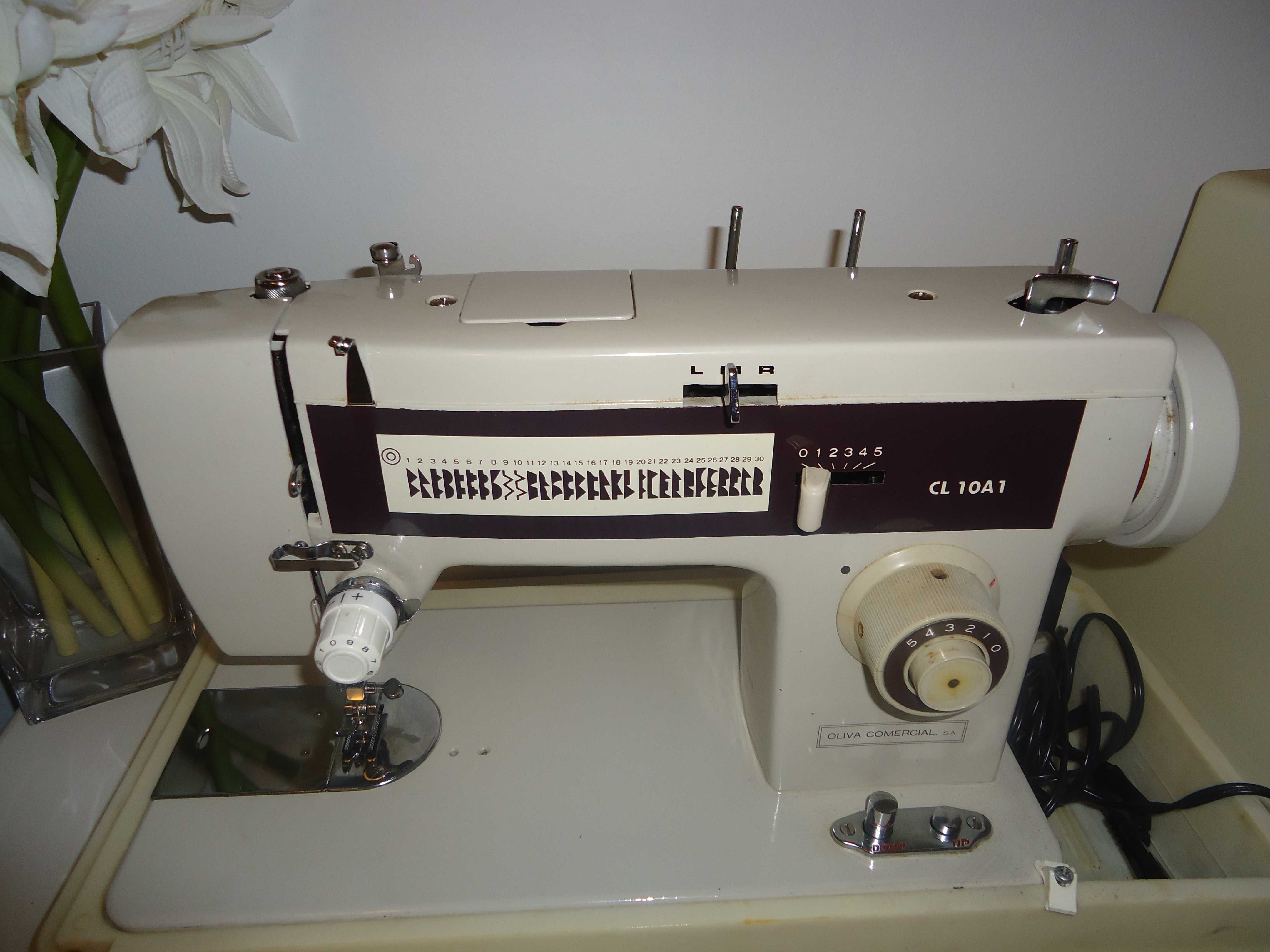 Máquina de costura Singer/Pouco uso/Ótimo estado