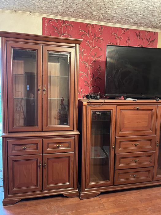 solidne drewniane meble w cieplym brązowym kolorze