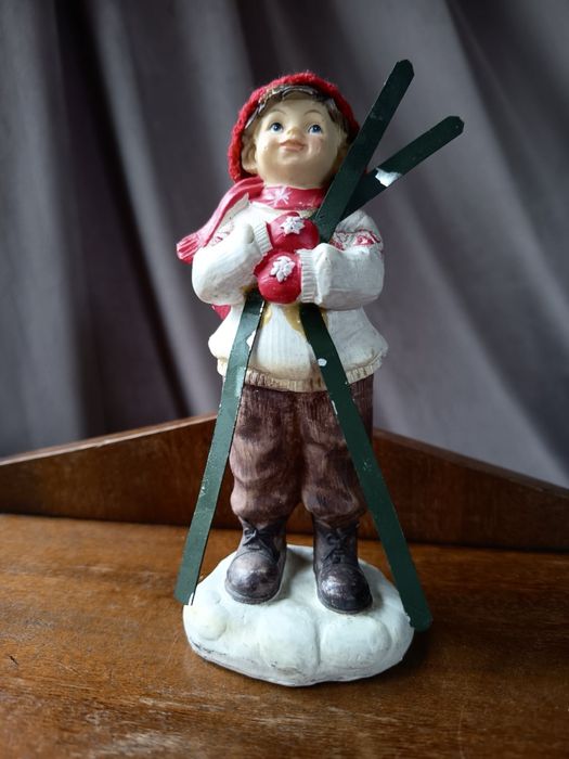 Figurka świąteczna chłopiec