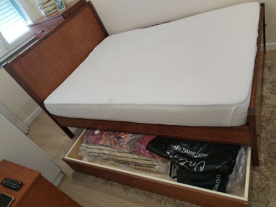 Cama em Madeira maciça cor cerejeira