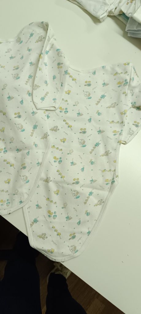 2 bodys de manga comprida para bebé.. usados. 4 meses